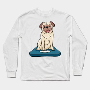 Lustiger Mops auf der Waage Long Sleeve T-Shirt